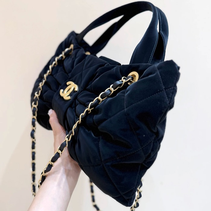 CHANEL ナイロン デニム ブラック×ゴールド ショルダーバッグ ファッショナブル 中 38×29×5cm サイズ:38×29×5cm