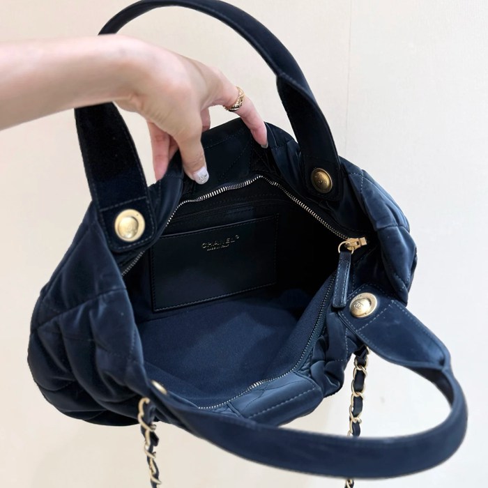 CHANEL ナイロン デニム ブラック×ゴールド ショルダーバッグ ファッショナブル 中 38×29×5cm サイズ:38×29×5cm