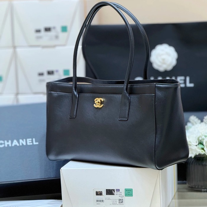 CHANEL カーフレザー ショルダーバッグ クラシック 春夏 39×20×13cm サイズ:39×20×13cm