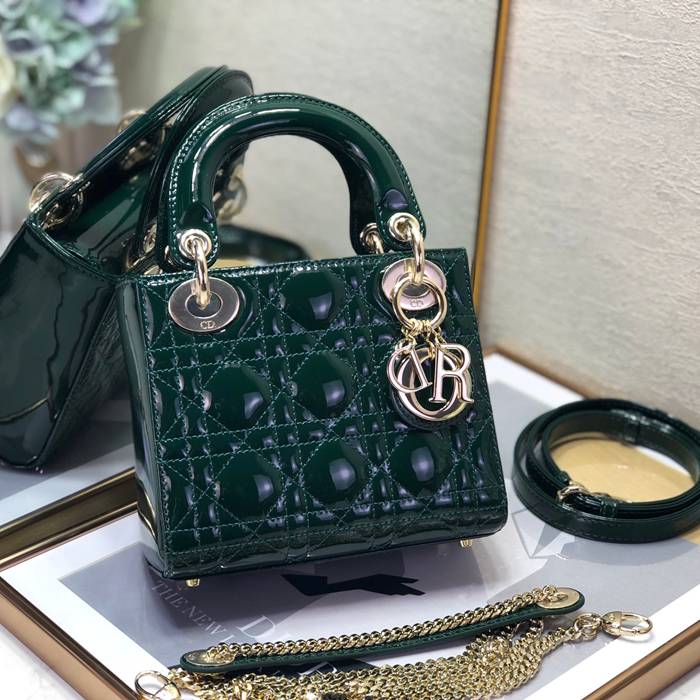 DIOR エナメル グリーン、フォレストグリーン 斜め掛けバッグ、ショルダーバッグ、リュックサック クラシック 17.0x15.0x7.0cm サイズ:17x15cm
