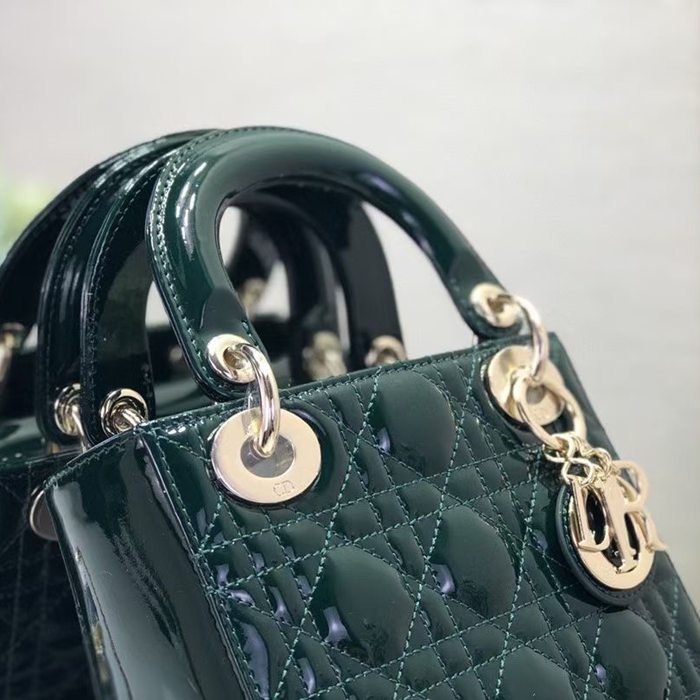 DIOR エナメル グリーン、フォレストグリーン 斜め掛けバッグ、ショルダーバッグ、リュックサック クラシック 17.0x15.0x7.0cm サイズ:17x15cm