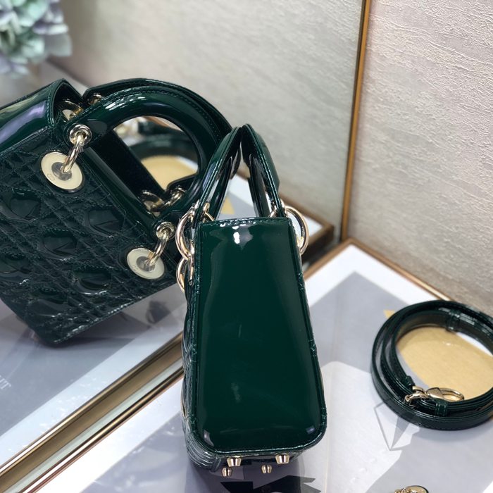 DIOR エナメル グリーン、フォレストグリーン 斜め掛けバッグ、ショルダーバッグ、リュックサック クラシック 17.0x15.0x7.0cm サイズ:17x15cm