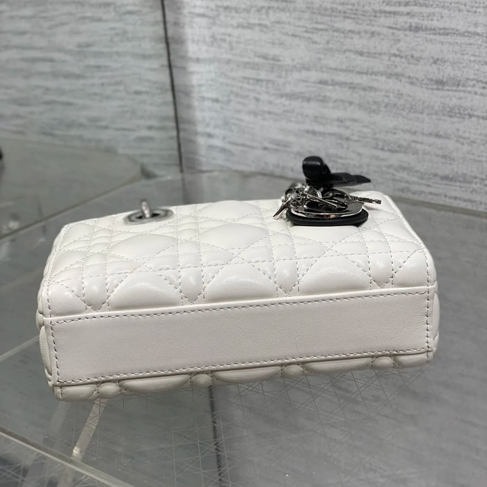 DIOR ラムレザー、チェーン リボン、フラワー ブラック、ホワイト 斜め掛けバッグ、ショルダーバッグ、チェーンバッグ ミニ 新作 16.0x10.0x5.5cm サイズ:16x10x5.5cm