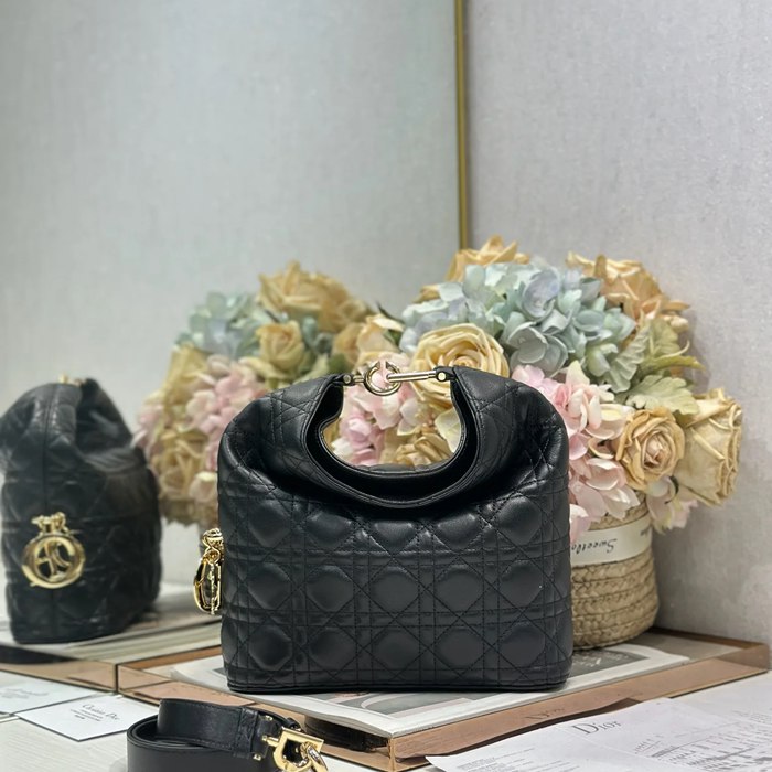 DIOR 1538 ラムレザー レター、フラワー、プリーツ ブラック ハンドバッグ、ハンドバッグ 新作 27.0x24.0x9.0cm サイズ:27x24cm