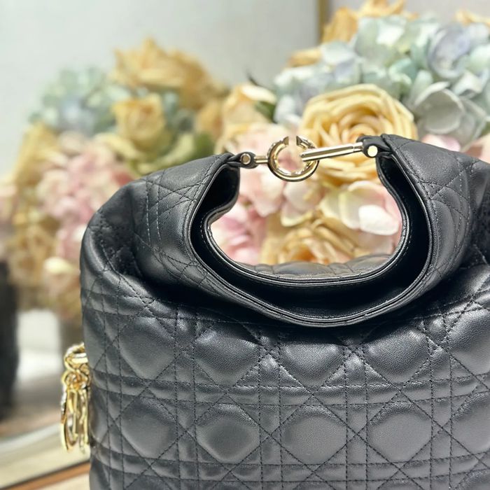 DIOR 1538 ラムレザー レター、フラワー、プリーツ ブラック ハンドバッグ、ハンドバッグ 新作 27.0x24.0x9.0cm サイズ:27x24cm