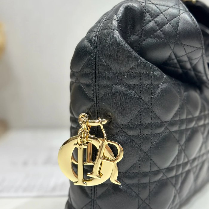 DIOR 1538 ラムレザー レター、フラワー、プリーツ ブラック ハンドバッグ、ハンドバッグ 新作 27.0x24.0x9.0cm サイズ:27x24cm