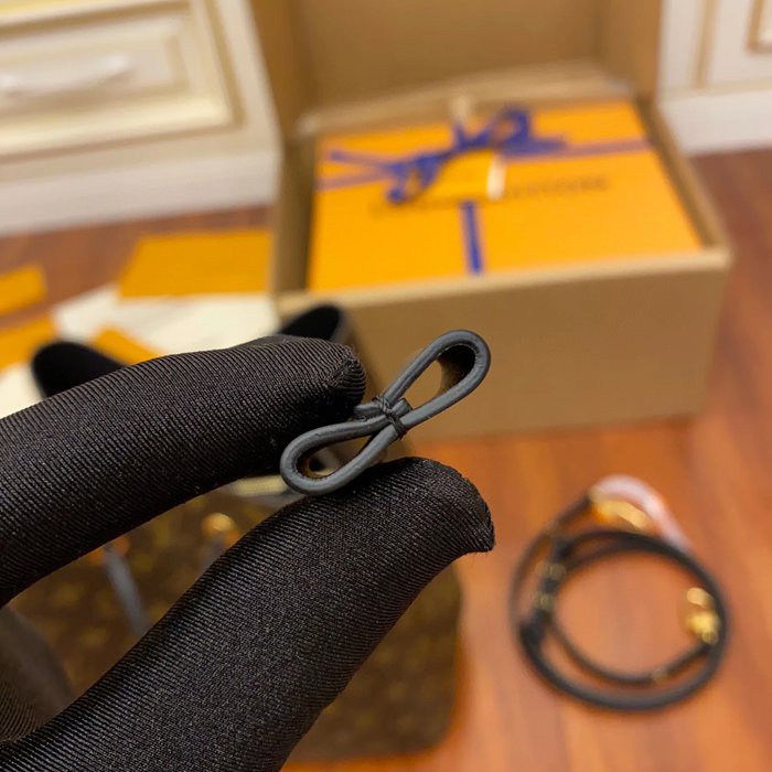 LOUIS VUITTON M44020 ボックスレザー 斜め掛けバッグ レディース斜め掛け 26x26x17.5cm サイズ:26x26x17.5cm