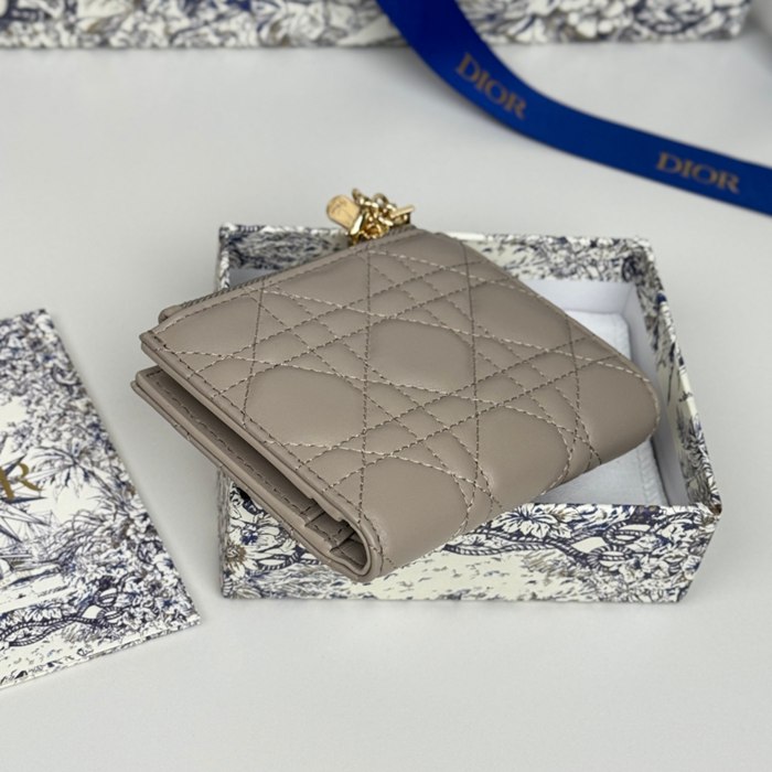 DIOR S6037UBHZ カロ?ダリア 長財布 藤編みラム革 サイズ:11.5x9cm