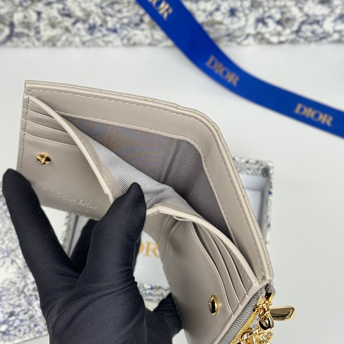 DIOR S6037UBHZ カロ?ダリア 長財布 藤編みラム革 サイズ:11.5x9cm