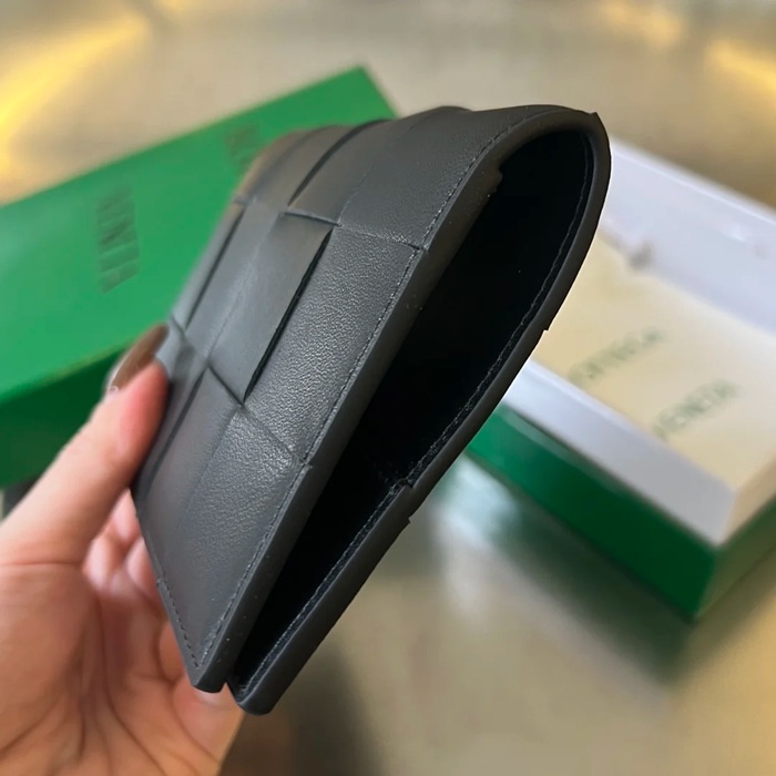 BOTTEGA VENETA BV 777046 カセット パスポートケース 編み羊皮 13.6x10.5cm サイズ:13.6x10.5cm