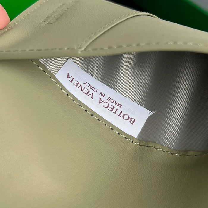 BOTTEGA VENETA BV 777046 カセット パスポートケース 編み羊皮 13.6x10.5cm サイズ:13.6x10.5cm