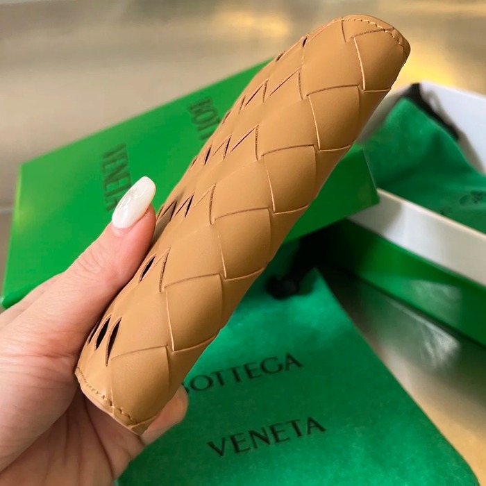 BOTTEGA VENETA BV 607482 新作パスポートケース 編み牛皮 13.3x9.5cm サイズ:13.3x9.5cm