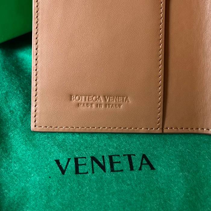 BOTTEGA VENETA BV 607482 新作パスポートケース 編み牛皮 13.3x9.5cm サイズ:13.3x9.5cm