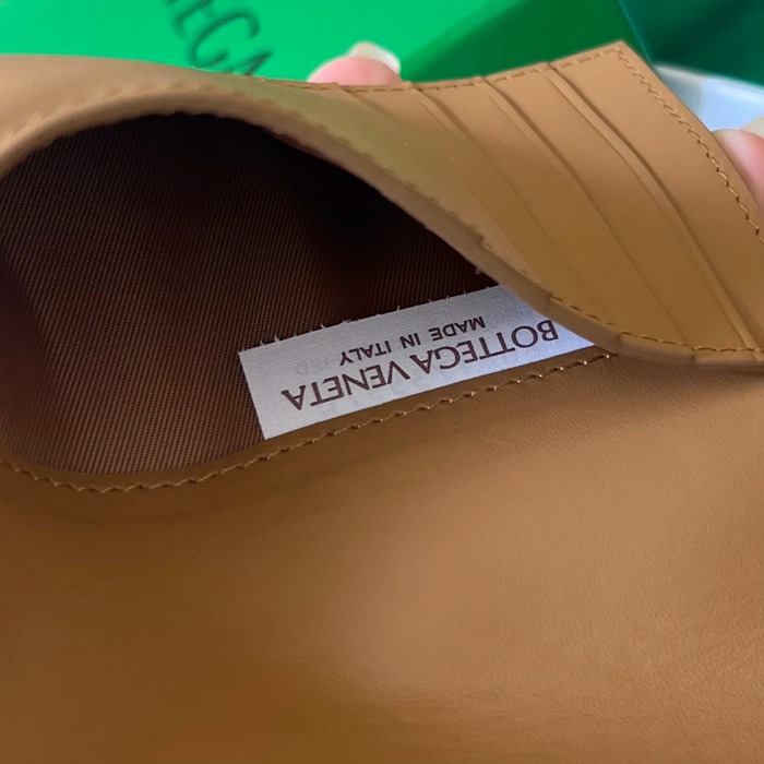 BOTTEGA VENETA BV 607482 新作パスポートケース 編み牛皮 13.3x9.5cm サイズ:13.3x9.5cm