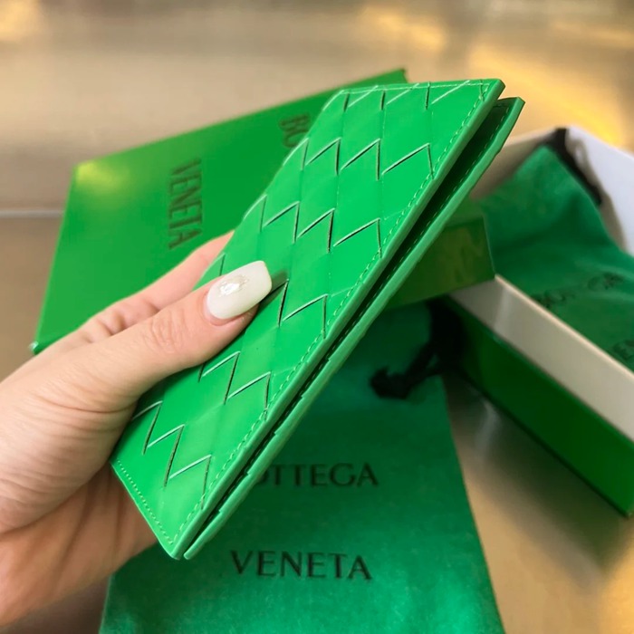BOTTEGA VENETA BV 607482 新作パスポートケース 編み牛皮 13.3x9.5cm サイズ:13.3x9.5cm