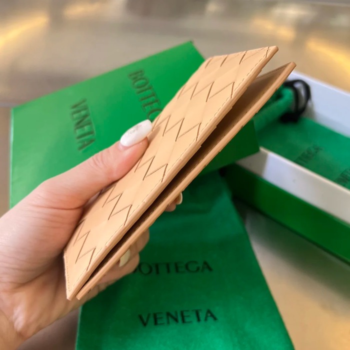 BOTTEGA VENETA BV 607482 新作パスポートケース 編み牛皮 13.3x9.5cm サイズ:13.3x9.5cm