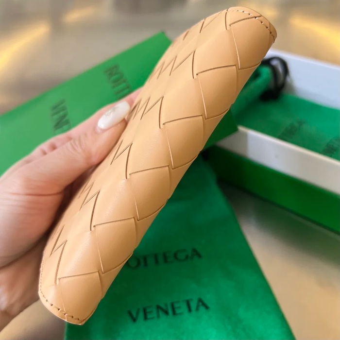 BOTTEGA VENETA BV 607482 新作パスポートケース 編み牛皮 13.3x9.5cm サイズ:13.3x9.5cm