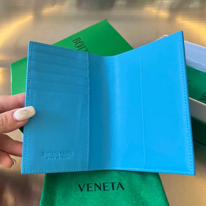 BOTTEGA VENETA BV 607482 新作パスポートケース 編み牛皮 13.3x9.5cm サイズ:13.3x9.5cm
