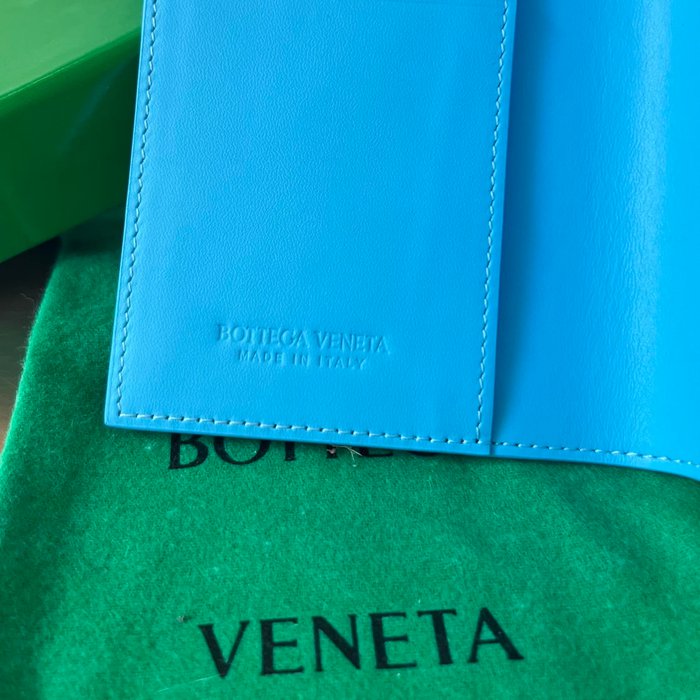 BOTTEGA VENETA BV 607482 新作パスポートケース 編み牛皮 13.3x9.5cm サイズ:13.3x9.5cm
