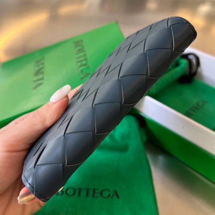 BOTTEGA VENETA BV 607482 新作パスポートケース 編み牛皮 13.3x9.5cm サイズ:13.3x9.5cm