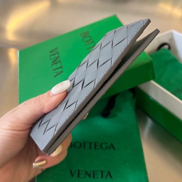 BOTTEGA VENETA BV 607482 新作パスポートケース 編み牛皮 13.3x9.5cm サイズ:13.3x9.5cm