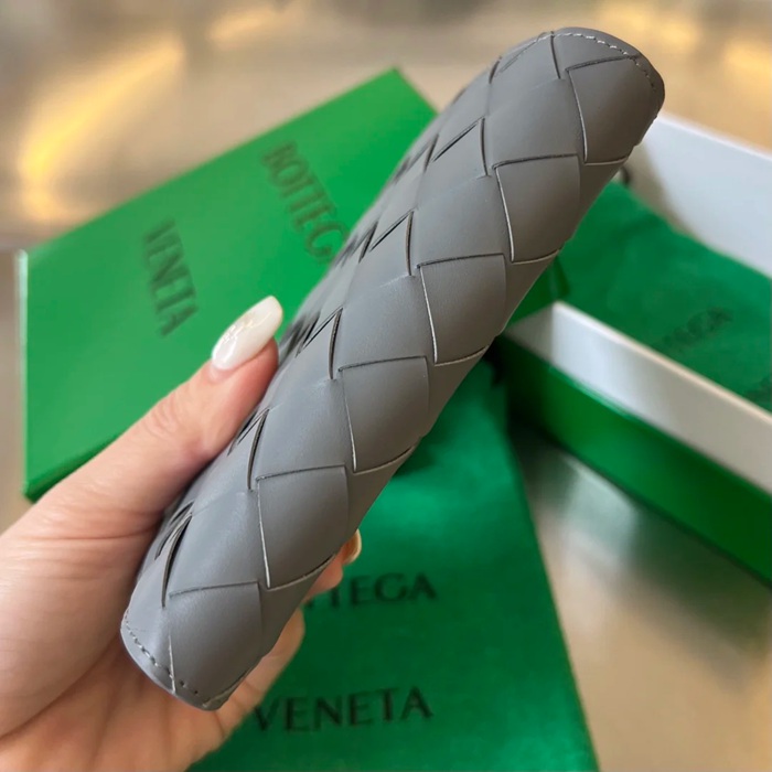 BOTTEGA VENETA BV 607482 新作パスポートケース 編み牛皮 13.3x9.5cm サイズ:13.3x9.5cm