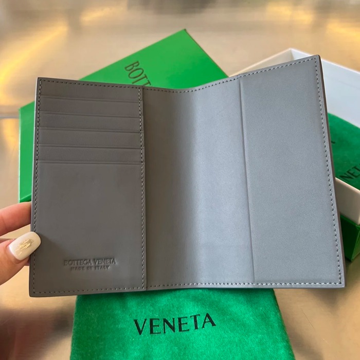 BOTTEGA VENETA BV 607482 新作パスポートケース 編み牛皮 13.3x9.5cm サイズ:13.3x9.5cm
