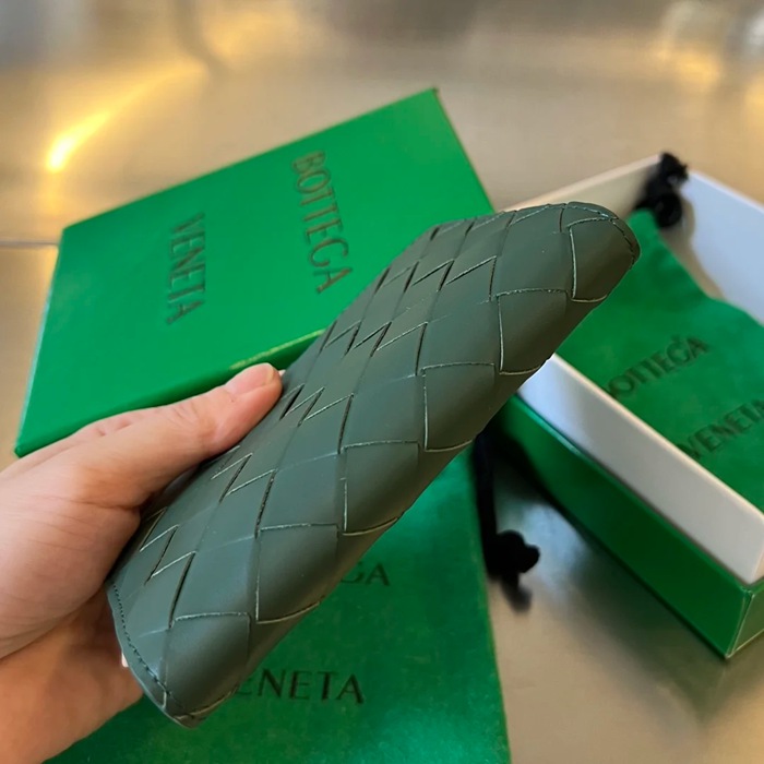 BOTTEGA VENETA BV 607482 新作パスポートケース 編み牛皮 13.3x9.5cm サイズ:13.3x9.5cm