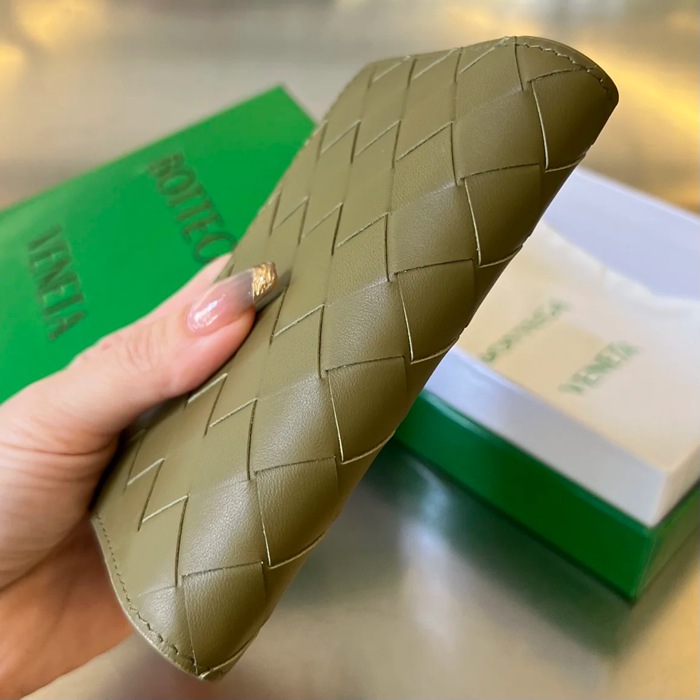 BOTTEGA VENETA BV 607482 新作パスポートケース 編み牛皮 13.3x9.5cm サイズ:13.3x9.5cm