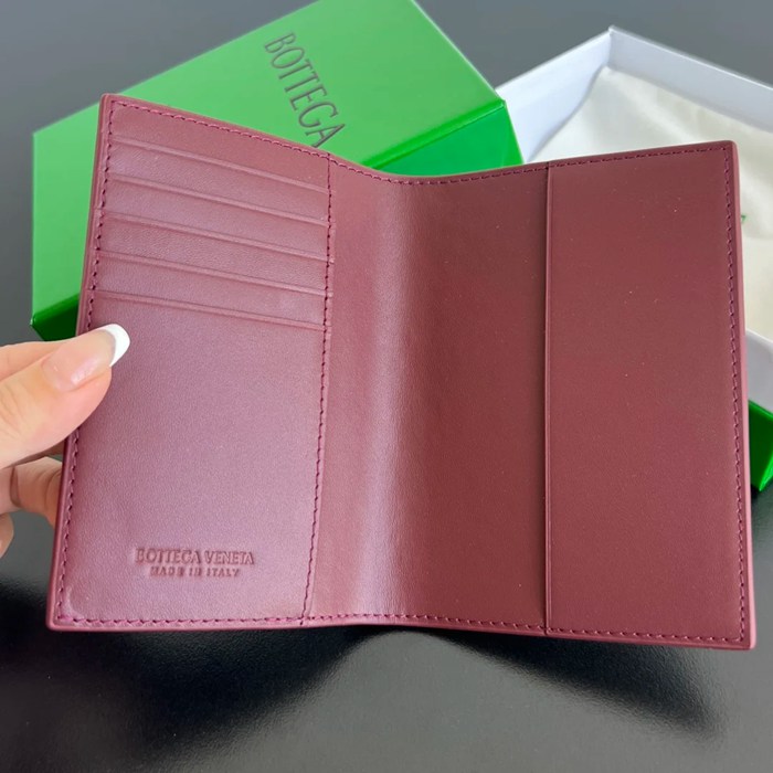 BOTTEGA VENETA BV 607482 新作パスポートケース 編み牛皮 13.3x9.5cm サイズ:13.3x9.5cm