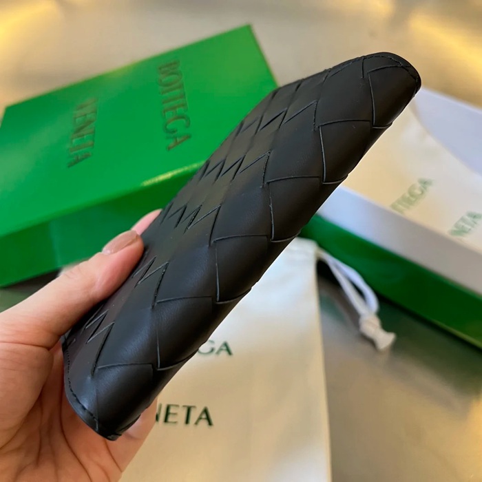 BOTTEGA VENETA BV 607482 新作パスポートケース 編み牛皮 13.3x9.5cm サイズ:13.3x9.5cm