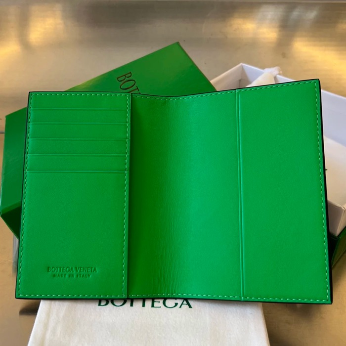 BOTTEGA VENETA BV 607482 新作パスポートケース 編み牛皮 13.3x9.5cm サイズ:13.3x9.5cm