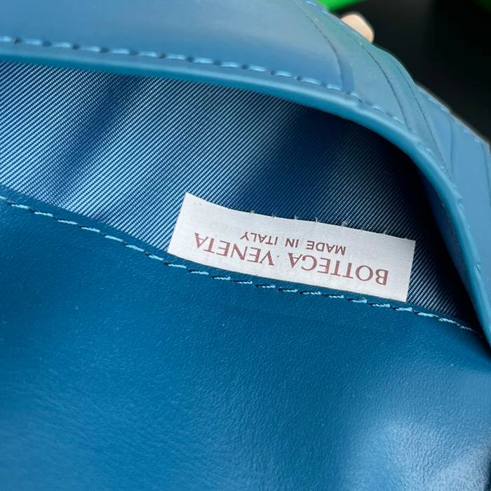 BOTTEGA VENETA BV 607482 新作パスポートケース 編み牛皮 13.3x9.5cm サイズ:13.3x9.5cm