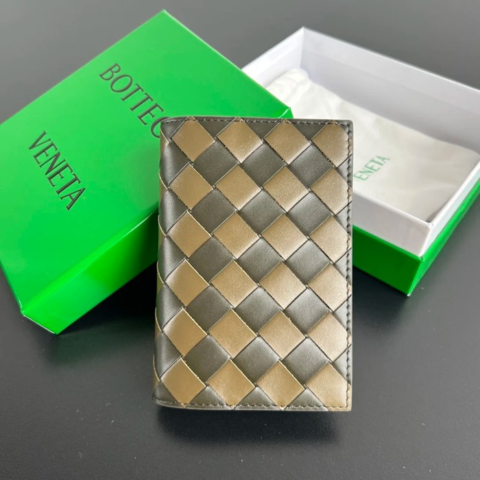 BOTTEGA VENETA BV 607482 新作パスポートケース 編み牛皮 13.3x9.5cm サイズ:13.3x9.5cm