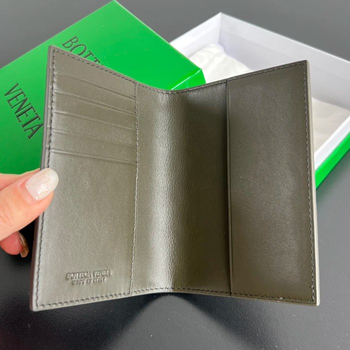 BOTTEGA VENETA BV 607482 新作パスポートケース 編み牛皮 13.3x9.5cm サイズ:13.3x9.5cm