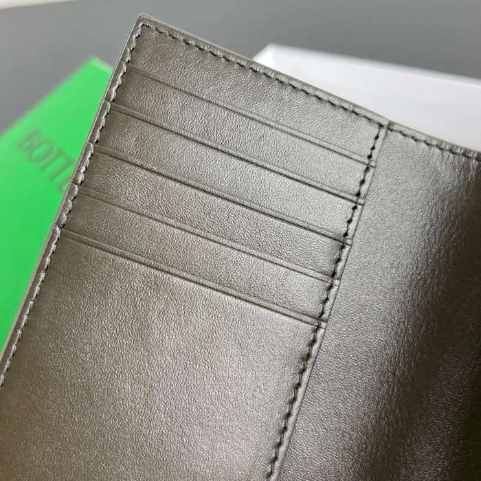 BOTTEGA VENETA BV 607482 新作パスポートケース 編み牛皮 13.3x9.5cm サイズ:13.3x9.5cm