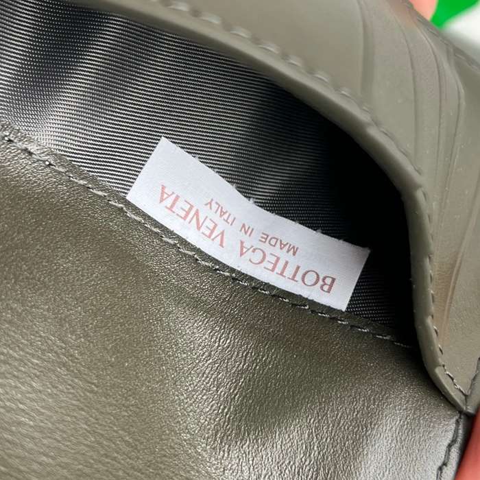 BOTTEGA VENETA BV 607482 新作パスポートケース 編み牛皮 13.3x9.5cm サイズ:13.3x9.5cm