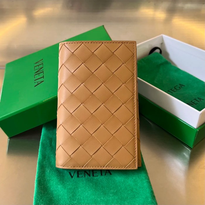 BOTTEGA VENETA BV 629679 新作パッチワークパスポートケース 編み牛皮 13.3x9.5cm サイズ:13.3x9.5cm