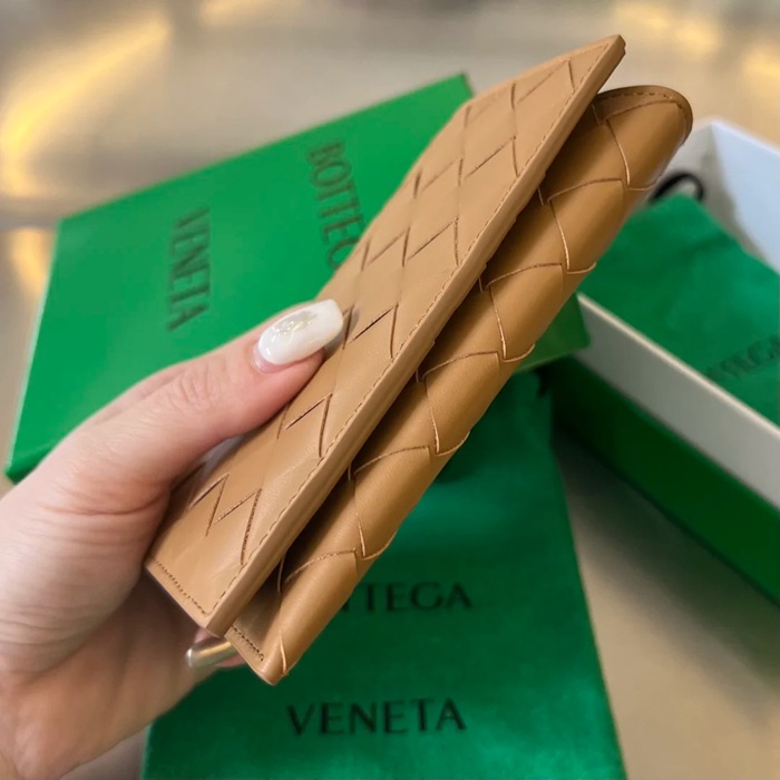 BOTTEGA VENETA BV 629679 新作パッチワークパスポートケース 編み牛皮 13.3x9.5cm サイズ:13.3x9.5cm