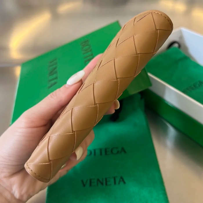 BOTTEGA VENETA BV 629679 新作パッチワークパスポートケース 編み牛皮 13.3x9.5cm サイズ:13.3x9.5cm
