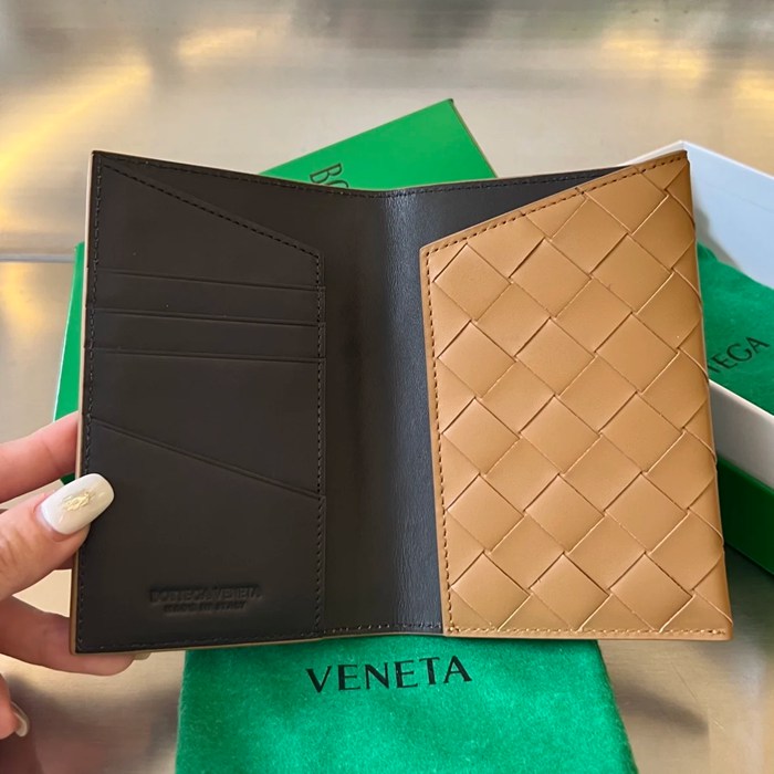 BOTTEGA VENETA BV 629679 新作パッチワークパスポートケース 編み牛皮 13.3x9.5cm サイズ:13.3x9.5cm