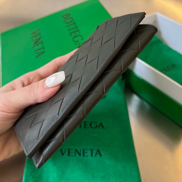 BOTTEGA VENETA BV 629679 新作パッチワークパスポートケース 編み牛皮 13.3x9.5cm サイズ:13.3x9.5cm