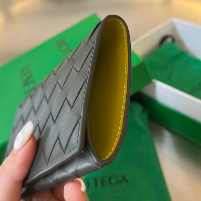 BOTTEGA VENETA BV 629679 新作パッチワークパスポートケース 編み牛皮 13.3x9.5cm サイズ:13.3x9.5cm