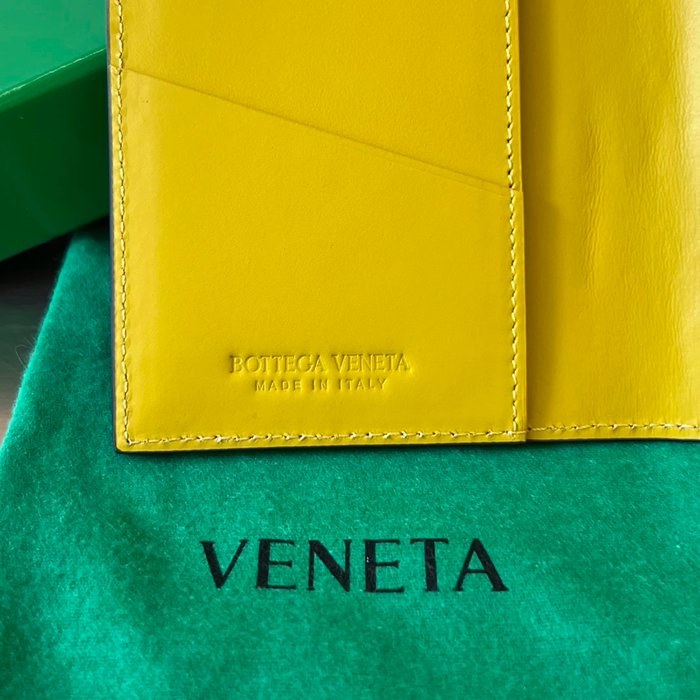 BOTTEGA VENETA BV 629679 新作パッチワークパスポートケース 編み牛皮 13.3x9.5cm サイズ:13.3x9.5cm