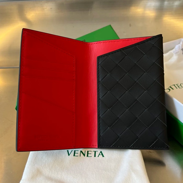 BOTTEGA VENETA BV 629679 新作パッチワークパスポートケース 編み牛皮 13.3x9.5cm サイズ:13.3x9.5cm
