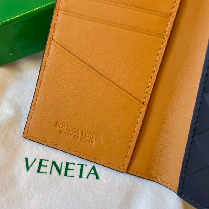 BOTTEGA VENETA BV 629679 新作パッチワークパスポートケース 編み牛皮 13.3x9.5cm サイズ:13.3x9.5cm