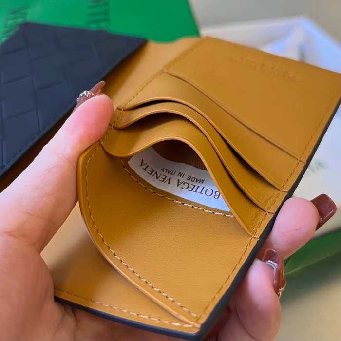 BOTTEGA VENETA BV 629679 新作パッチワークパスポートケース 編み牛皮 13.3x9.5cm サイズ:13.3x9.5cm