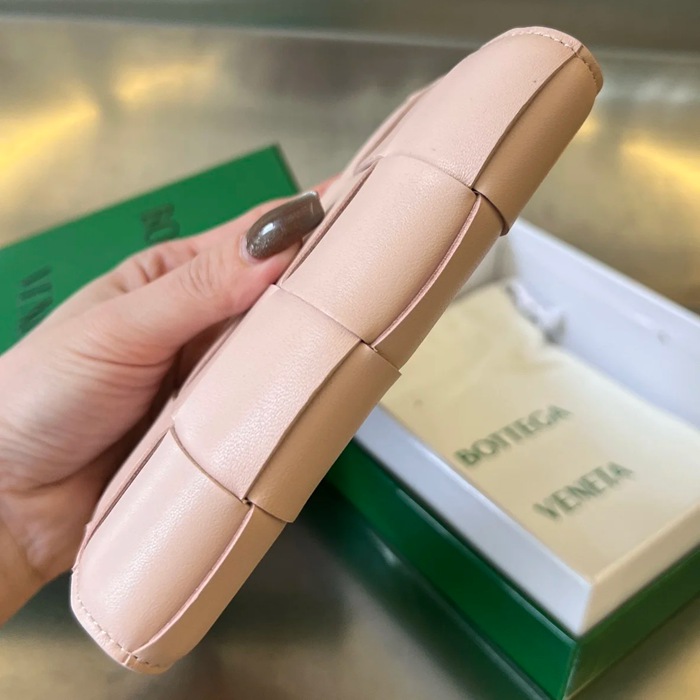BOTTEGA VENETA BV 777046 カセット パスポートケース 編み羊皮 13.6x10.5cm サイズ:13.6x10.5cm