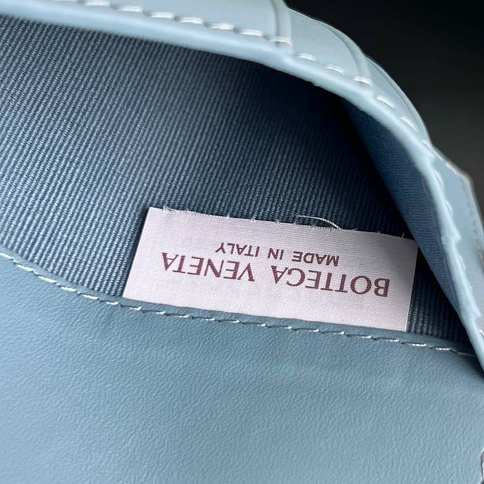 BOTTEGA VENETA BV 607482 新作パスポートケース 編み牛皮 13.3x9.5cm サイズ:13.3x9.5cm