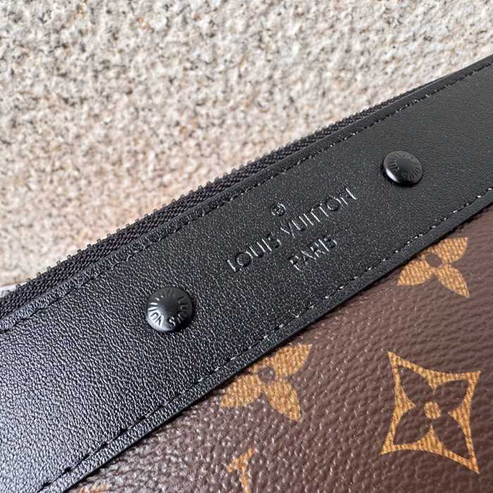 LOUIS VUITTON M82079 ポシェット トゥゴー モノグラムエクリプス サイズ:30x21.5cm